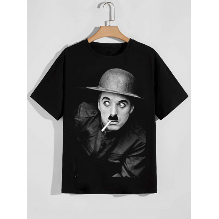 Tricou Charlie Chaplin într-o pălărie și cu un bumbac de țigară